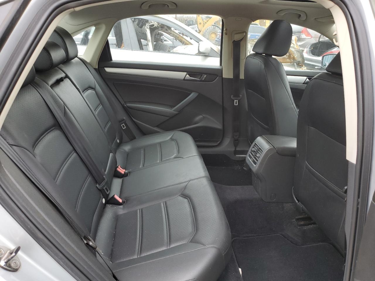 1VWBP7A32DC001853 2013 Volkswagen Passat Se