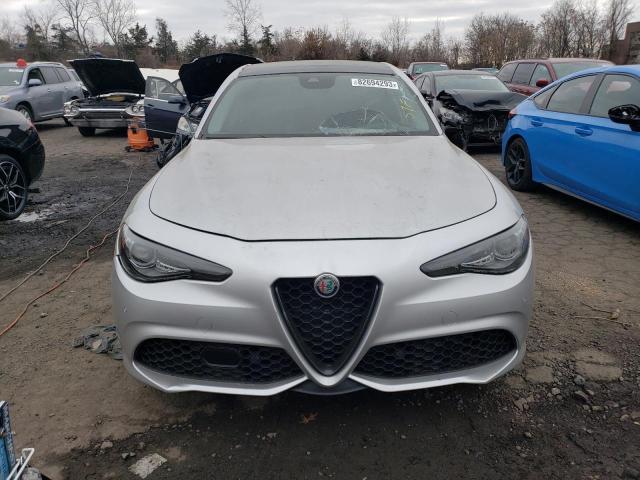 ZARFAEDN7J7596104 2018 Alfa Romeo Giulia Q4