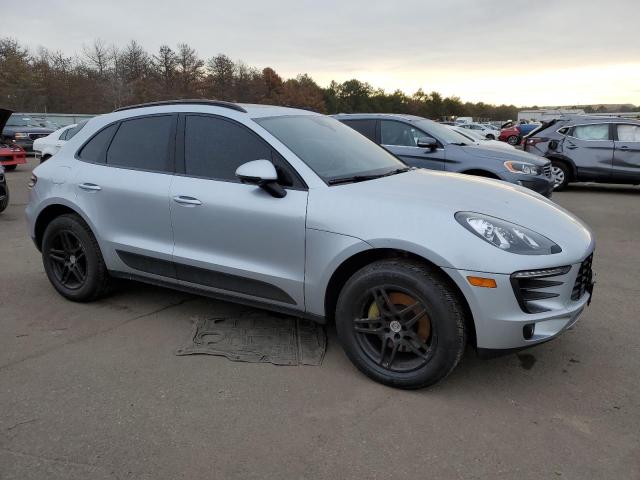 VIN WP1AA2A57HLB04355 2017 Porsche Macan no.4