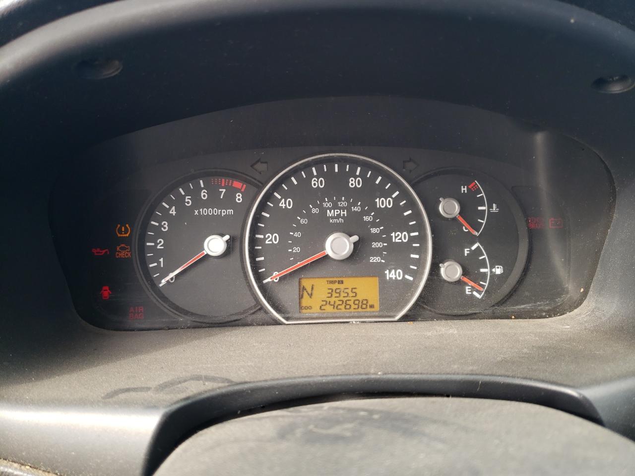 KNAFG525887210468 2008 Kia Rondo Base