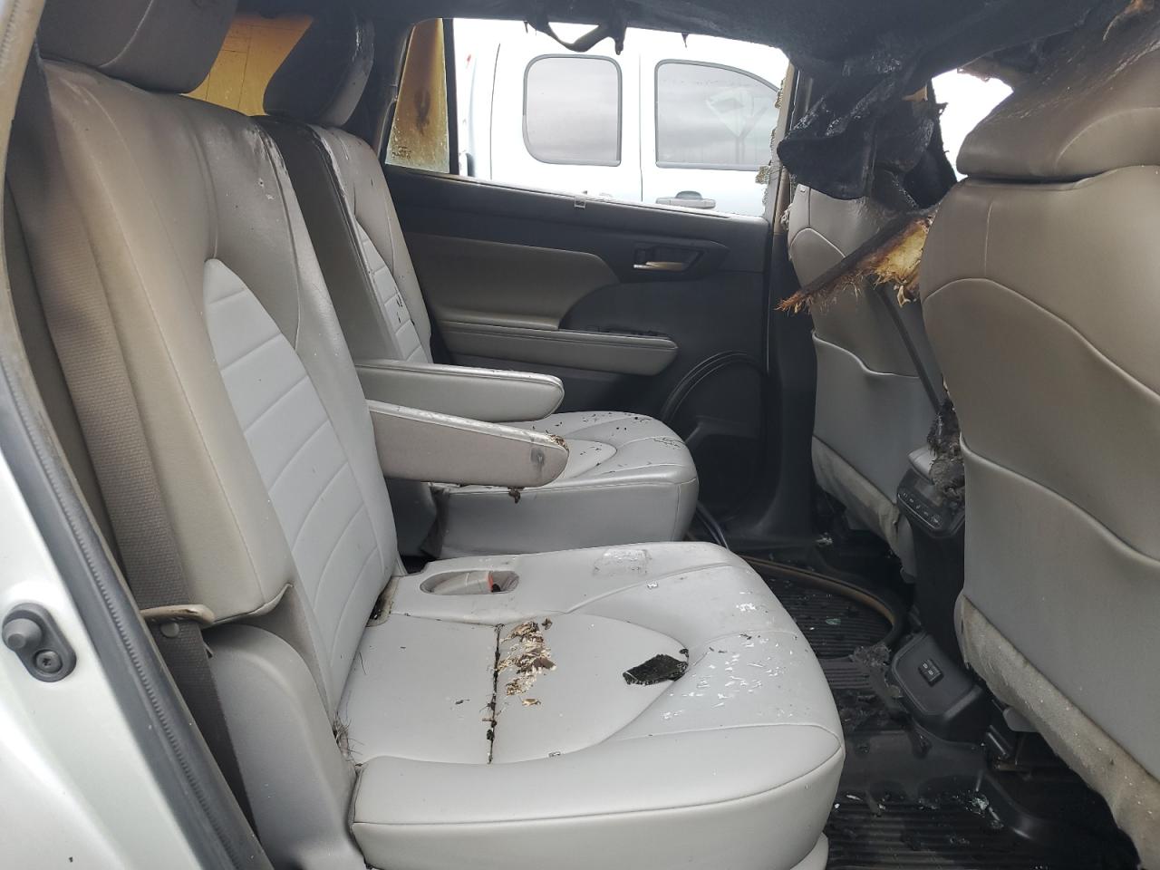 5TDHZRBH4NS586819 2022 Toyota Highlander Xle