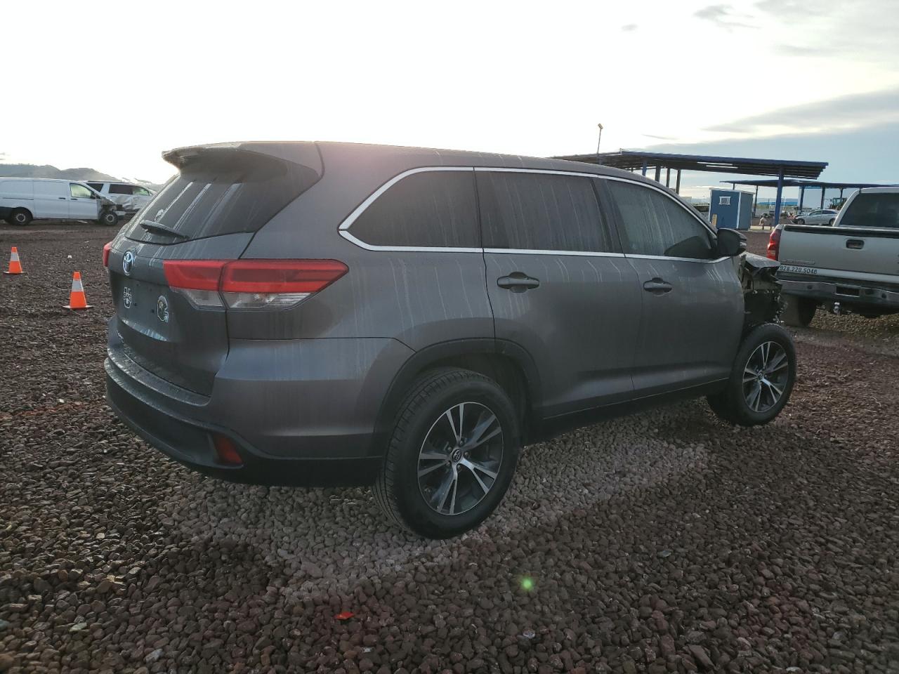 2019 Toyota Highlander Le vin: 5TDZARFH0KS049401