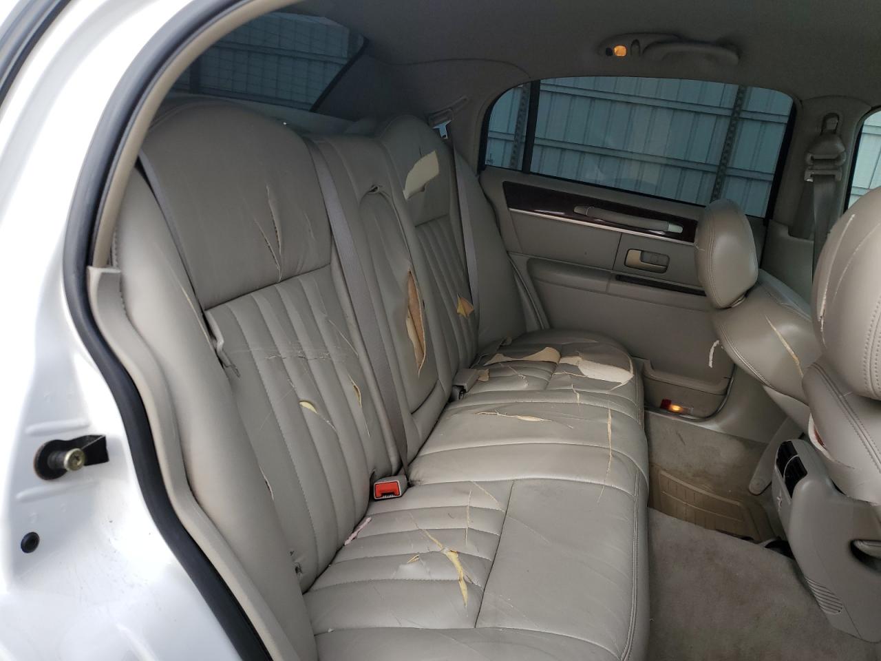 1lnhm81w24y677238 1LNHM81W24Y677238 2004 Lincoln Town Car Executive