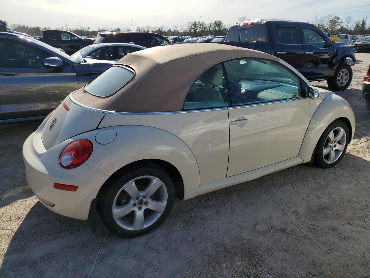 3VWSF31Y07M421881 2007 Volkswagen New Beetle Convertible Option Package 2
