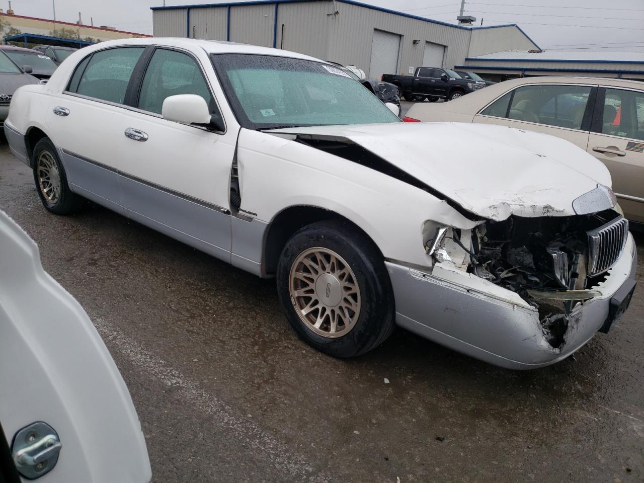 1lnhm82w01y655751 1LNHM82W01Y655751 2001 Lincoln Town Car Signature