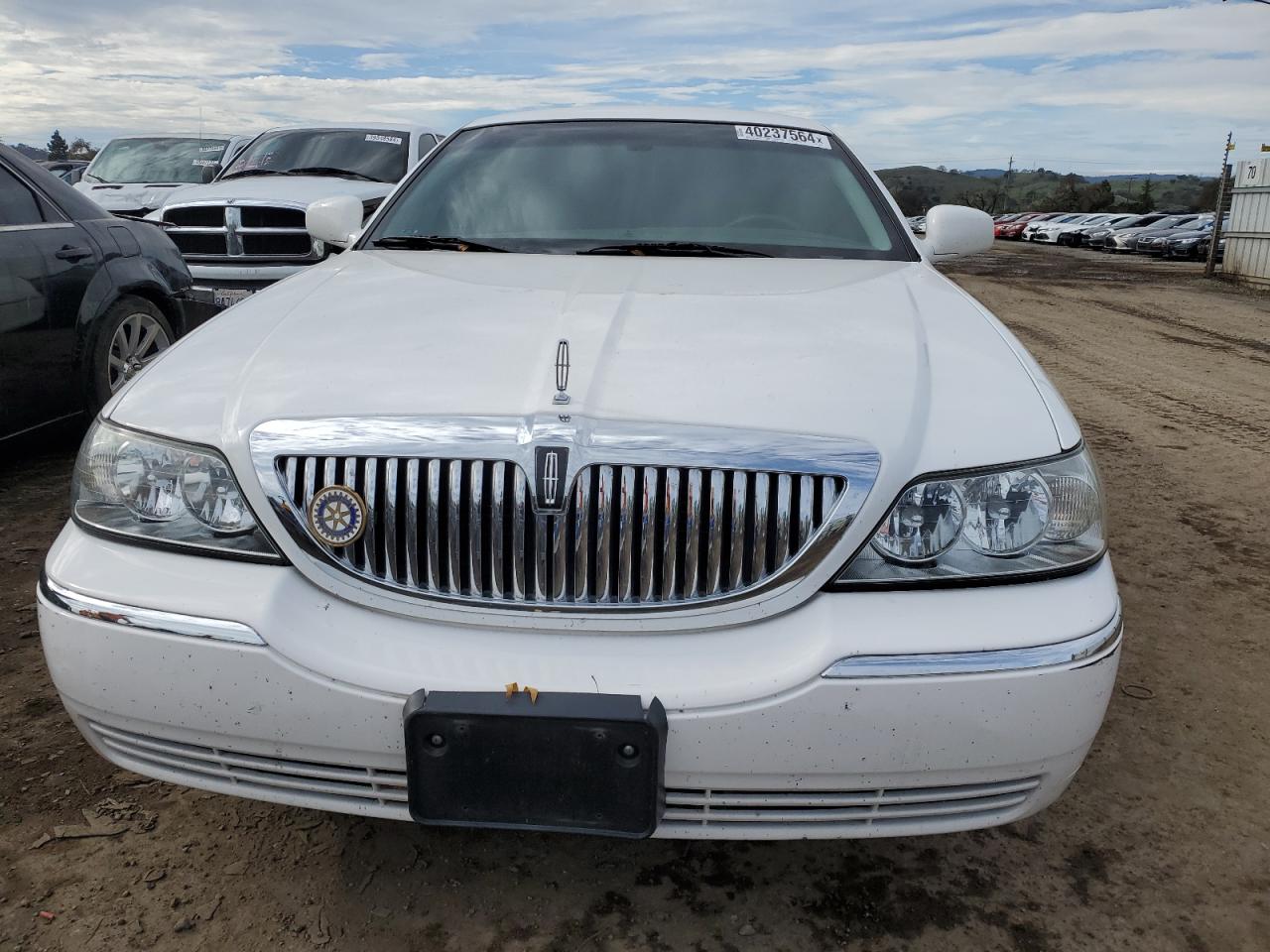 1lnhm81w24y677238 1LNHM81W24Y677238 2004 Lincoln Town Car Executive