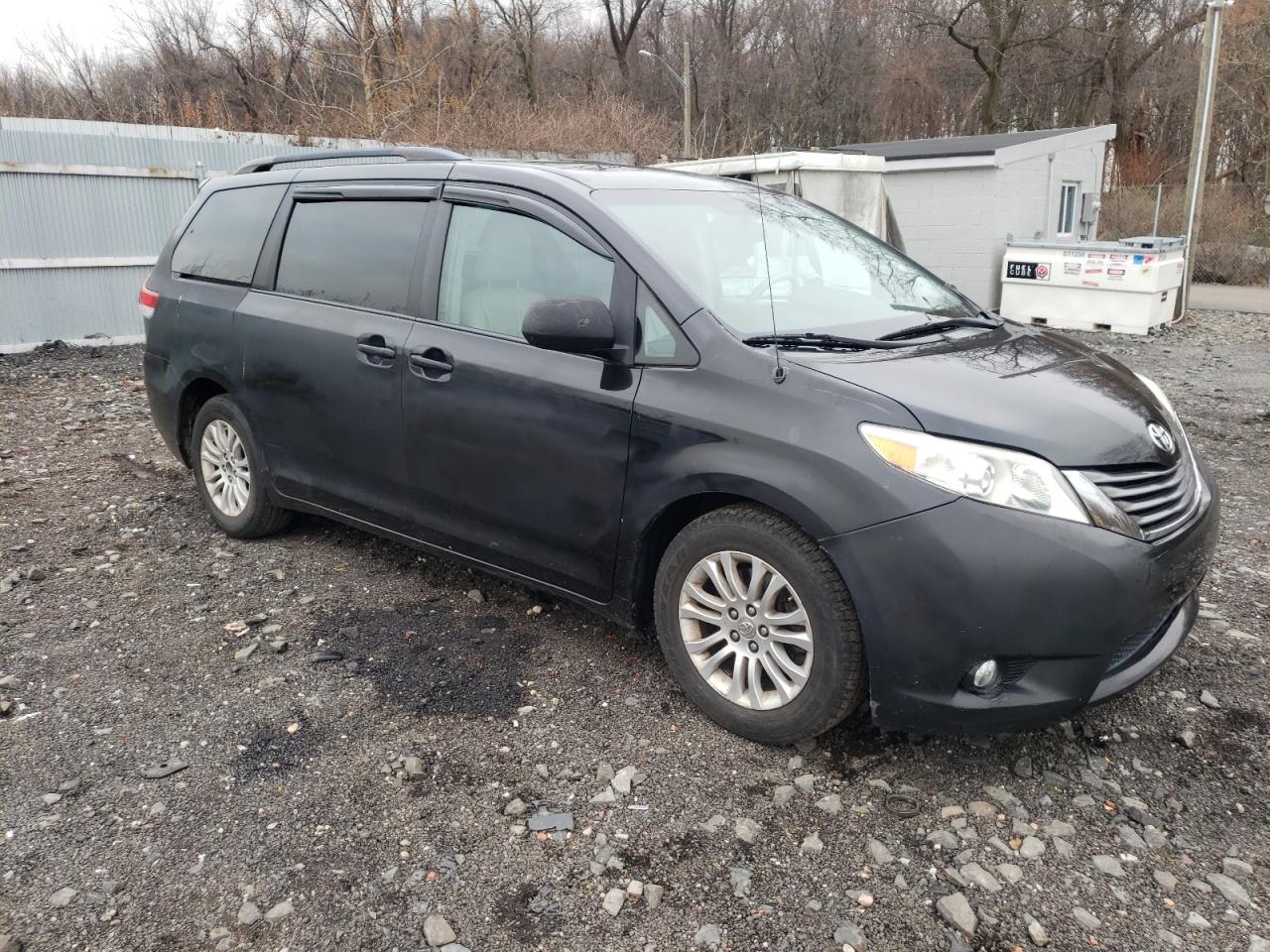 5TDYK3DC8ES497063 2014 Toyota Sienna Xle