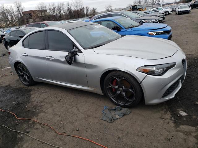 ZARFAEDN7J7596104 2018 Alfa Romeo Giulia Q4