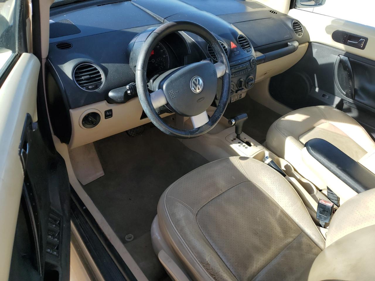 3VWSF31Y07M421881 2007 Volkswagen New Beetle Convertible Option Package 2