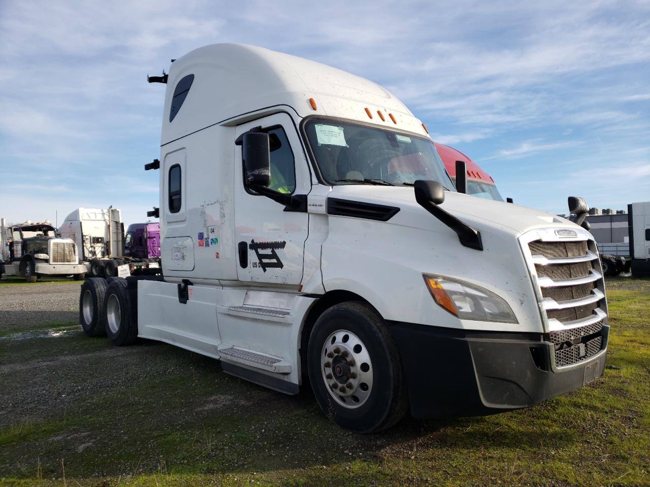  Salvage Freightliner Cascadia 1