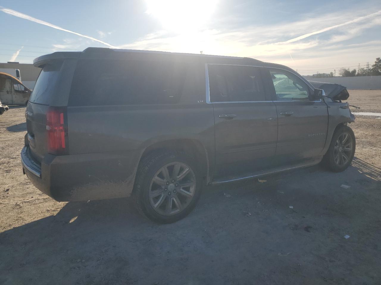 VIN: 1GNSKJKC0GR268415 2016 CHEVROLET SUBURBAN