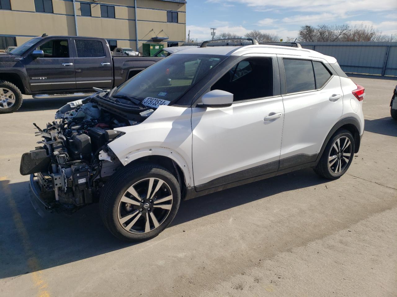 White nissan cheap kicks 2019