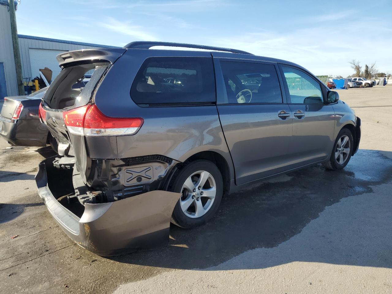 5TDKK3DC3BS095906 2011 Toyota Sienna Le