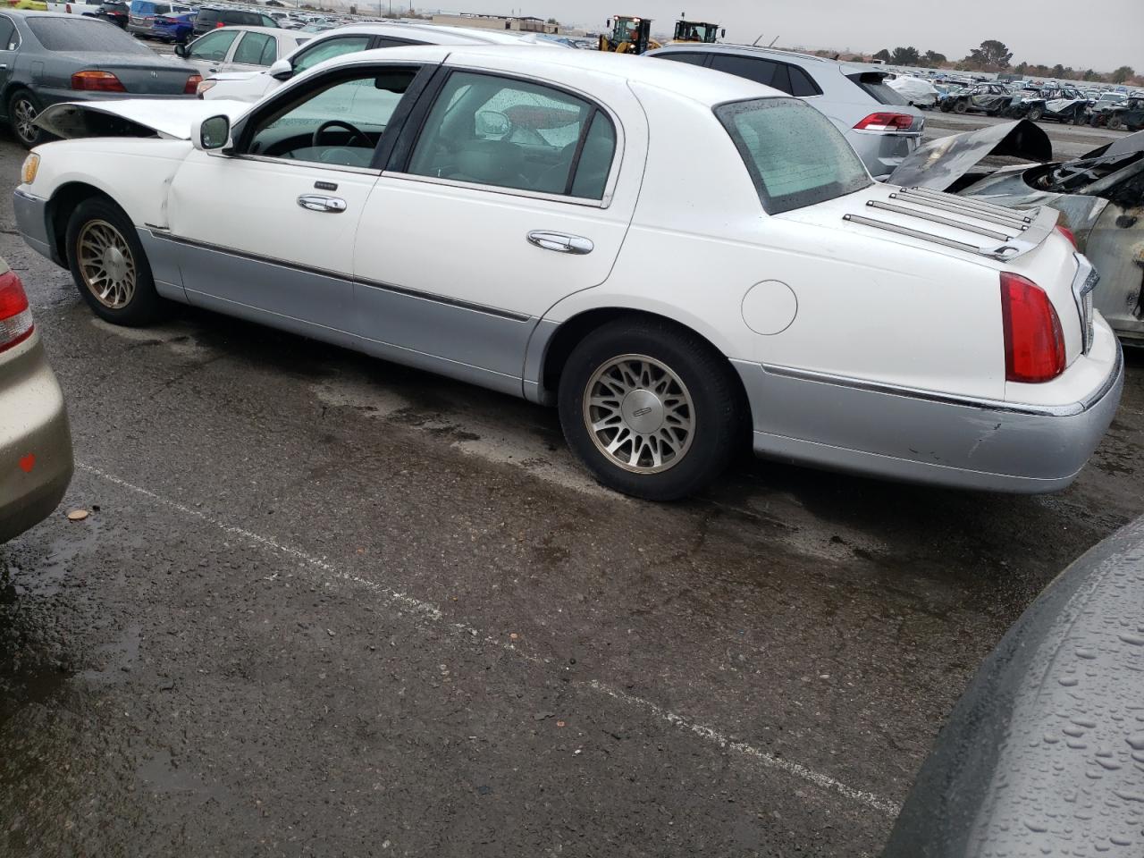 1lnhm82w01y655751 1LNHM82W01Y655751 2001 Lincoln Town Car Signature