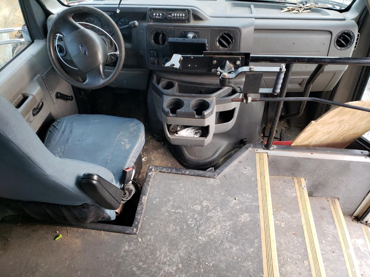 FORD ECONOLINE E450 SUPER DUTY CUTAWAY VAN