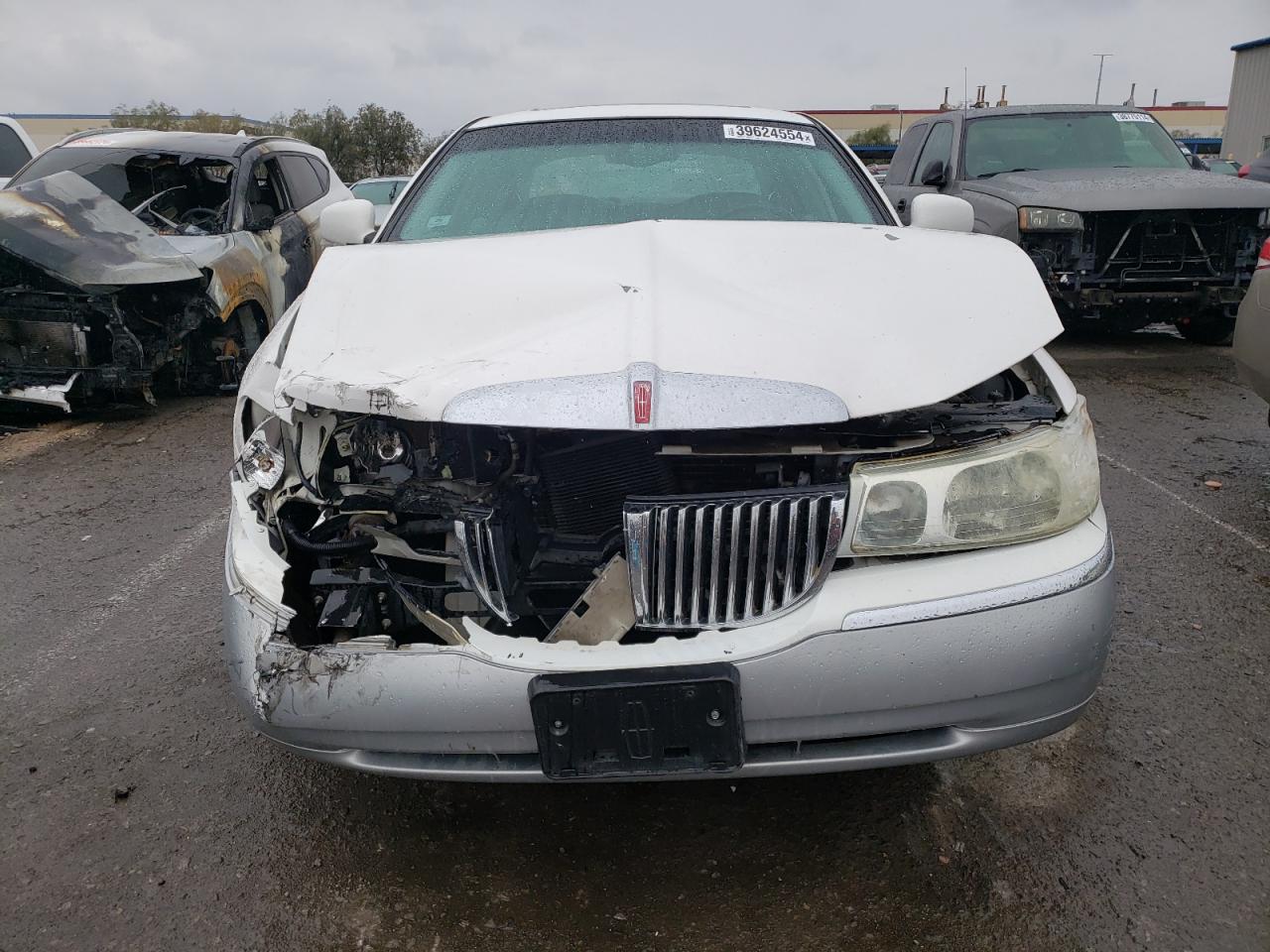 1lnhm82w01y655751 1LNHM82W01Y655751 2001 Lincoln Town Car Signature