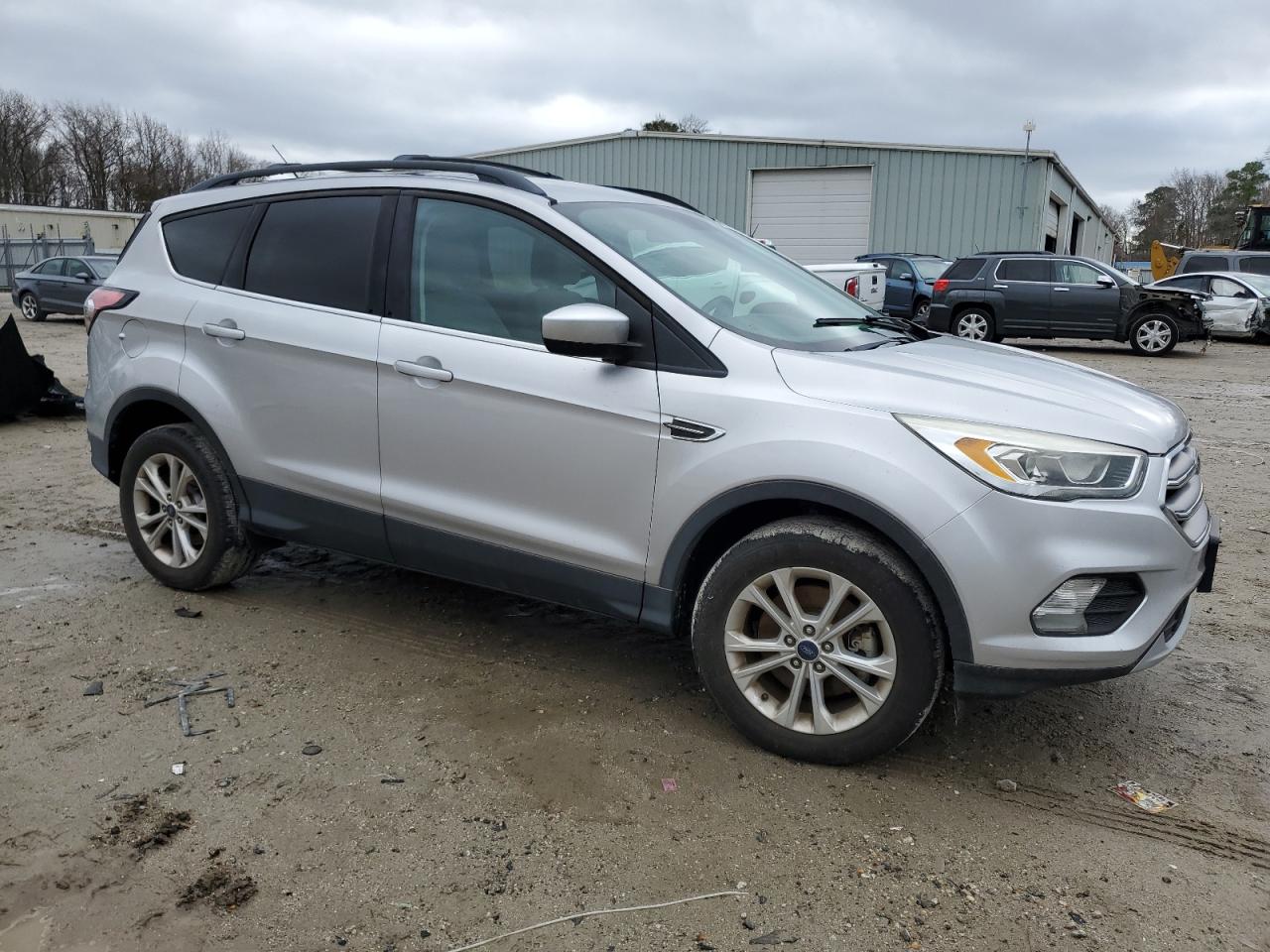 VIN: 1FMCU9GD3HUA35629 2017 FORD ESCAPE