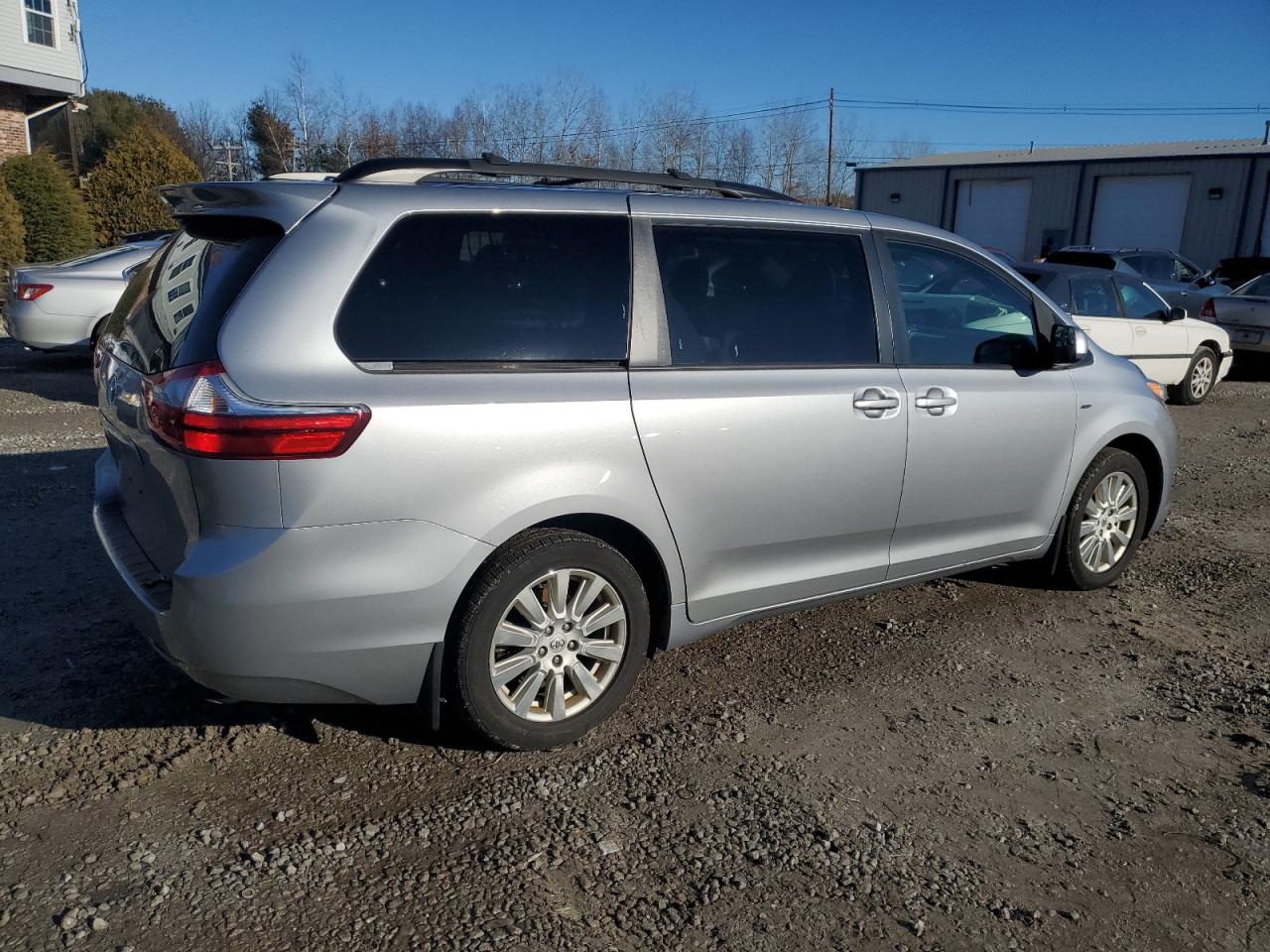 2017 Toyota Sienna Le vin: 5TDJZ3DCXHS186154