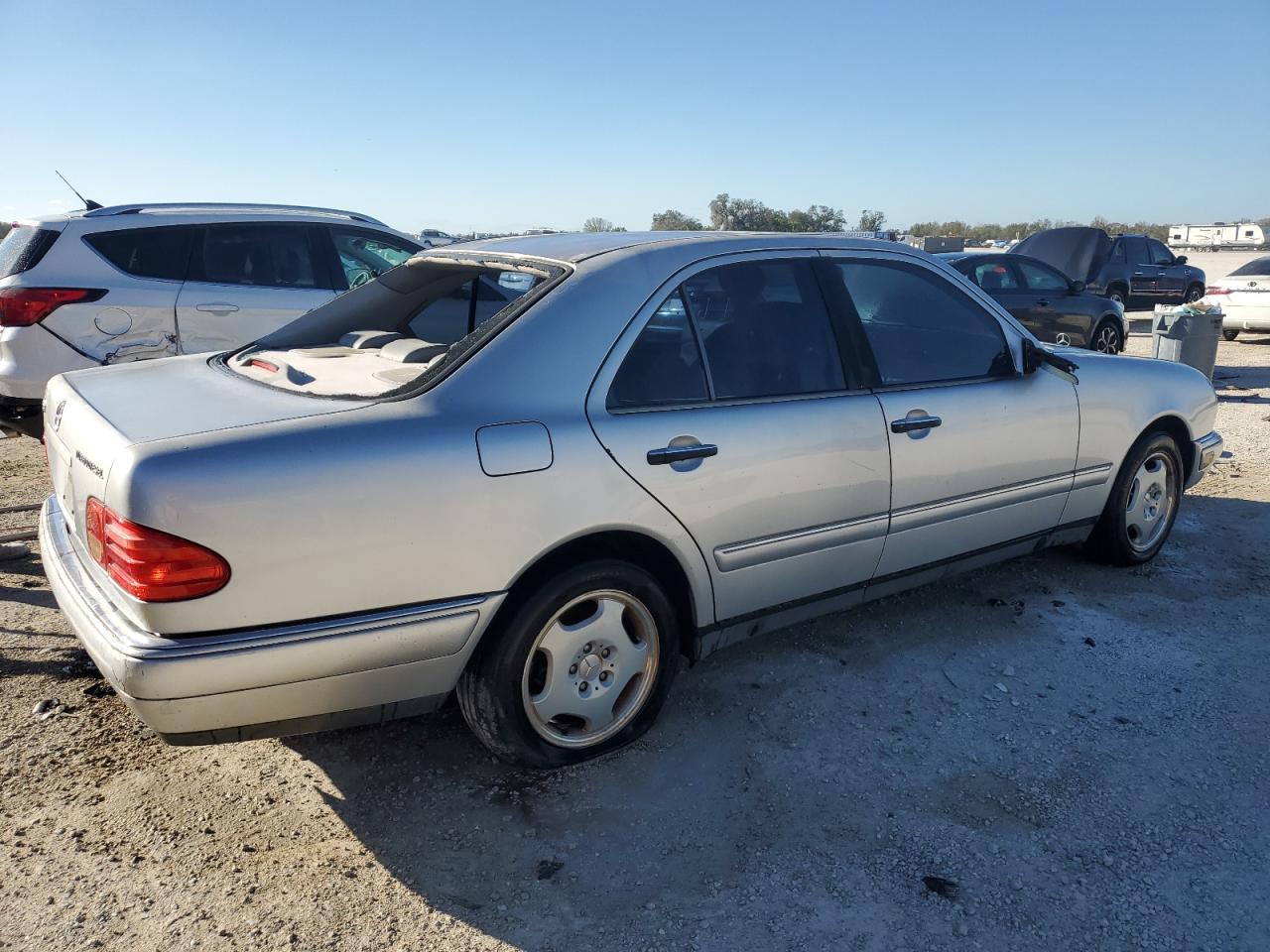 WDBJF25H1XA795057 1999 Mercedes-Benz E 300Td