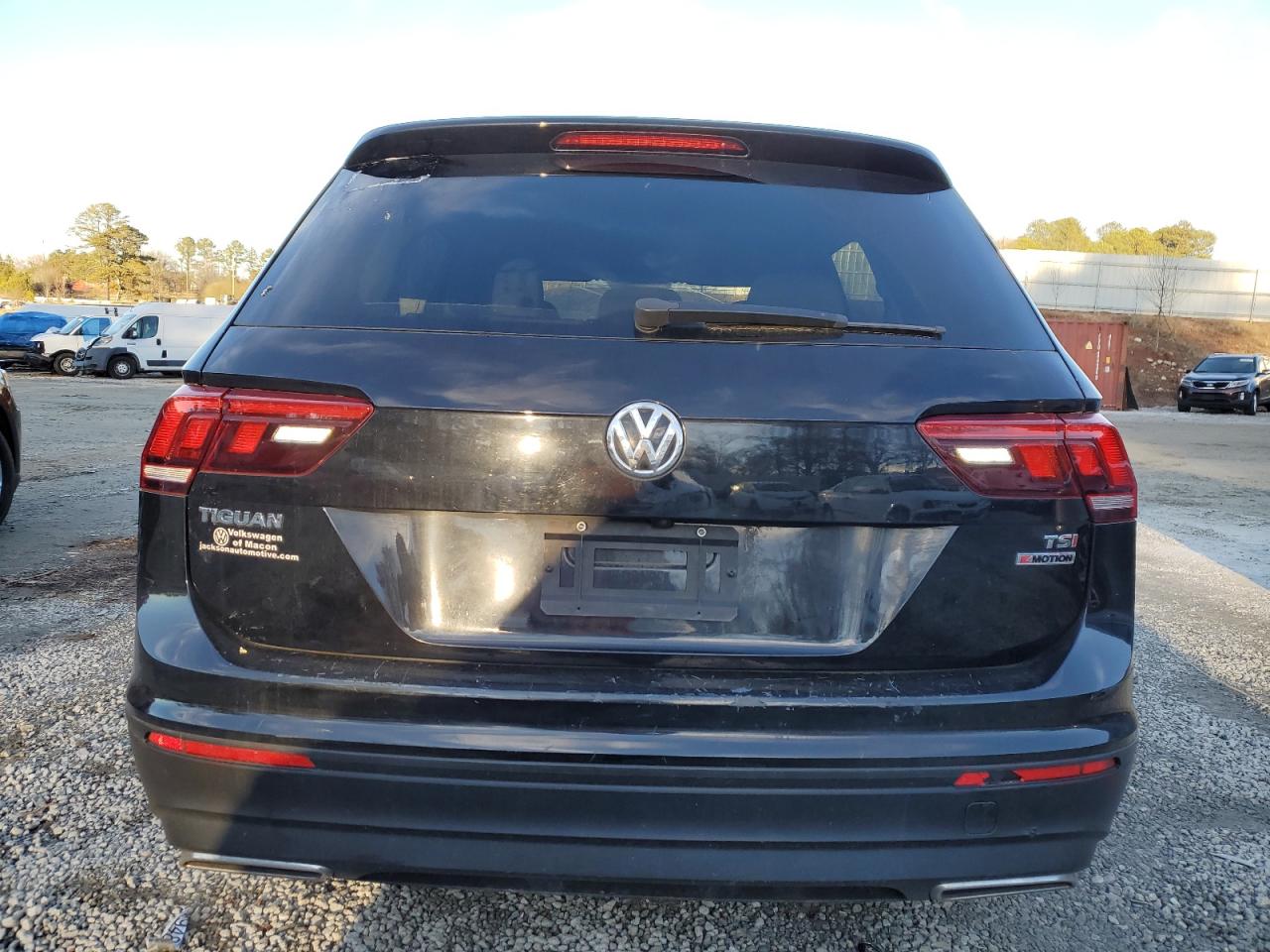 3VV0B7AX8JM023959 2018 Volkswagen Tiguan S