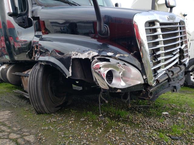 Lot #2339121079 2016 FREIGHTLINER CASCADIA 1 salvage car