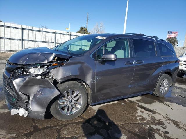 2022 Toyota Sienna LE