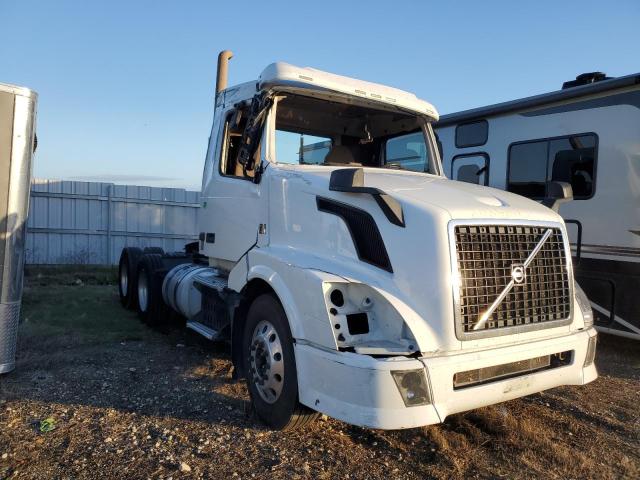 Lot #2296387651 2015 VOLVO VN VNL salvage car