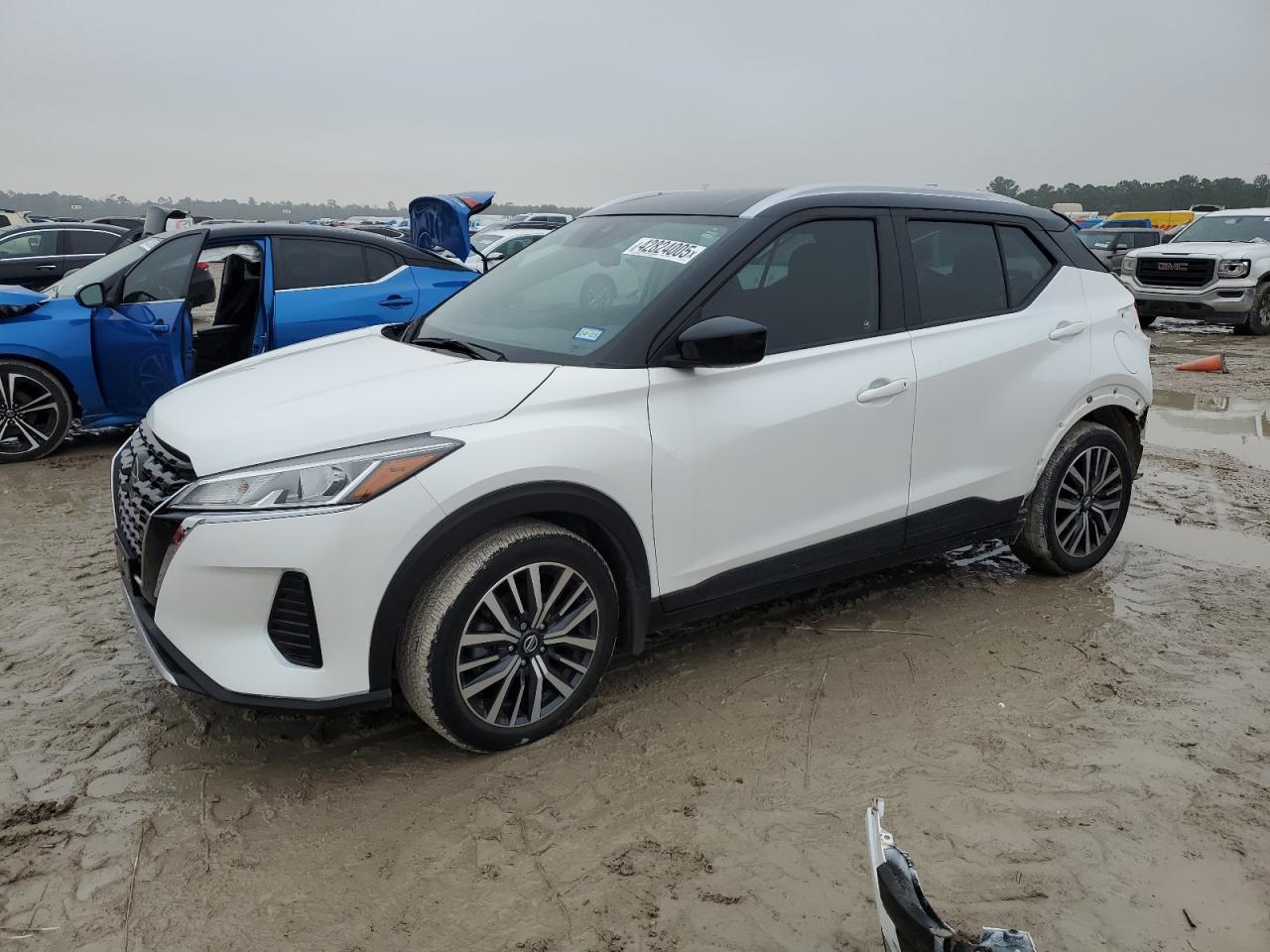  Salvage Nissan Kicks