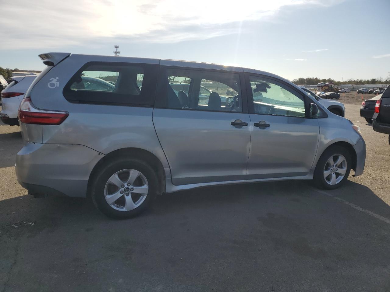 Lot #3052294595 2018 TOYOTA SIENNA L