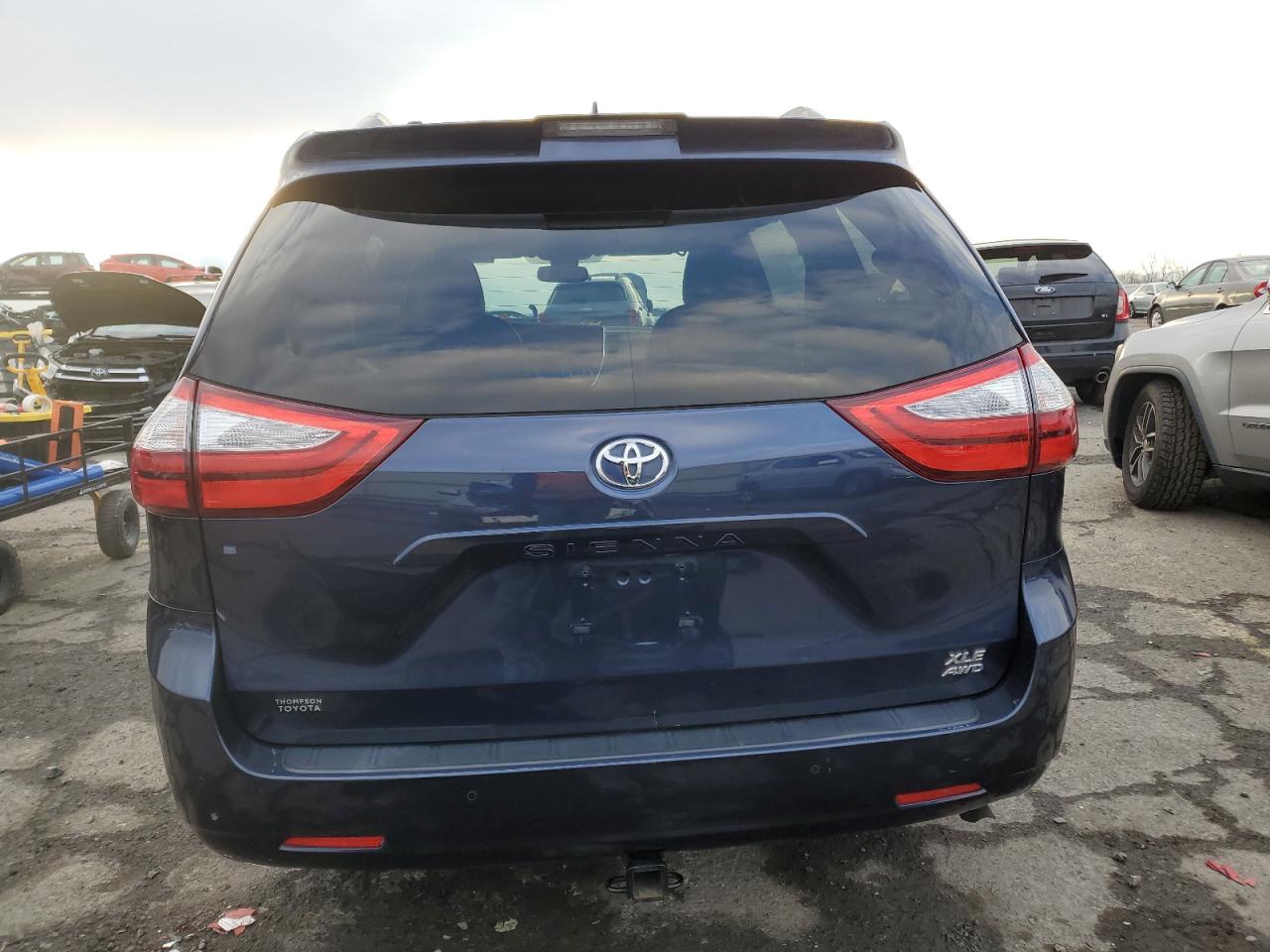 Lot #3055312399 2018 TOYOTA SIENNA XLE