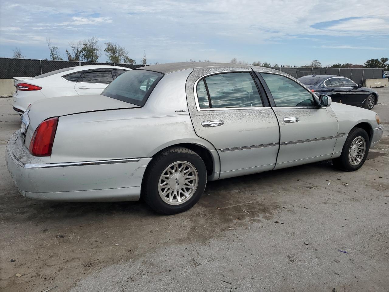 Lot #3059182120 1999 LINCOLN TOWN CAR S