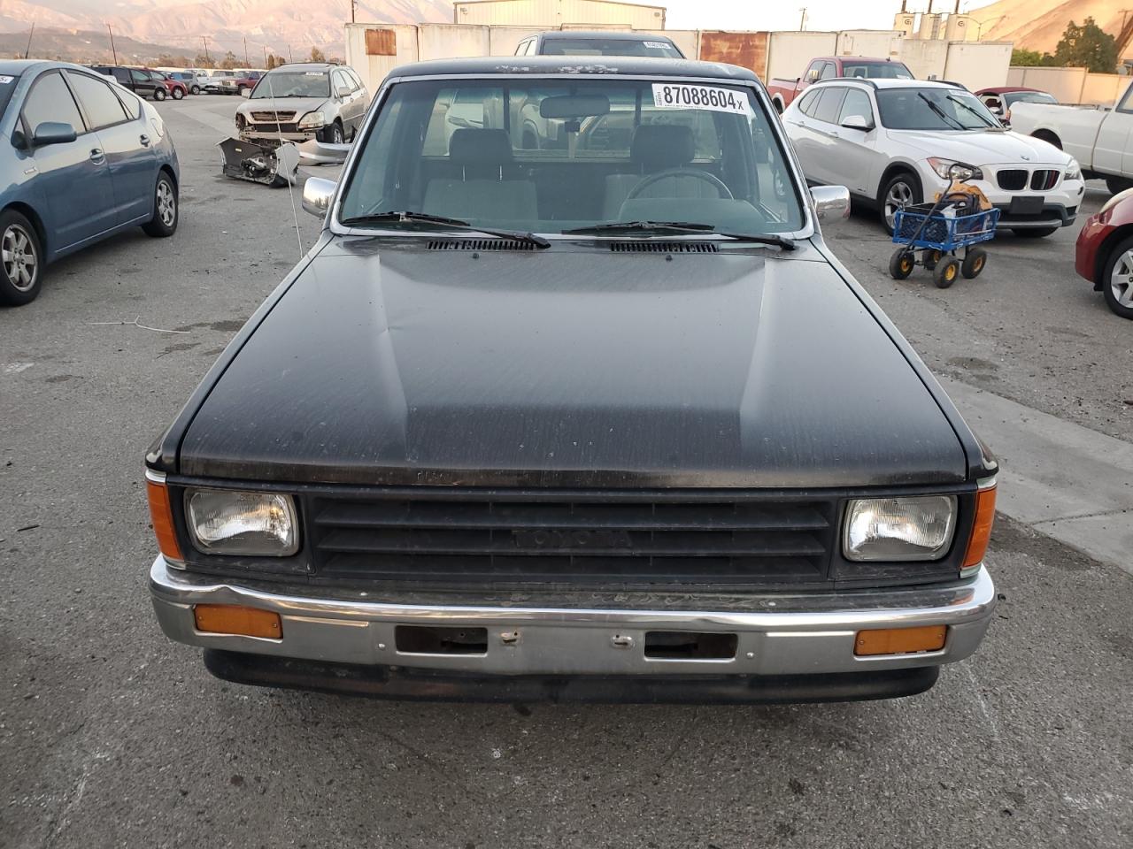 Lot #3055119985 1988 TOYOTA PICKUP 1/2