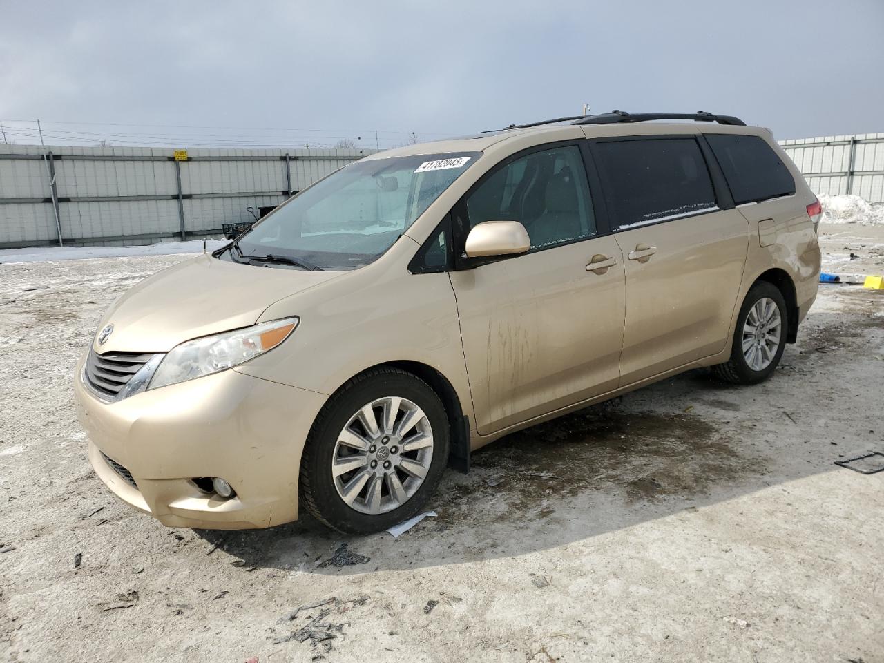  Salvage Toyota Sienna