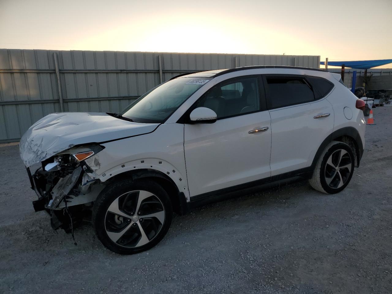  Salvage Hyundai TUCSON