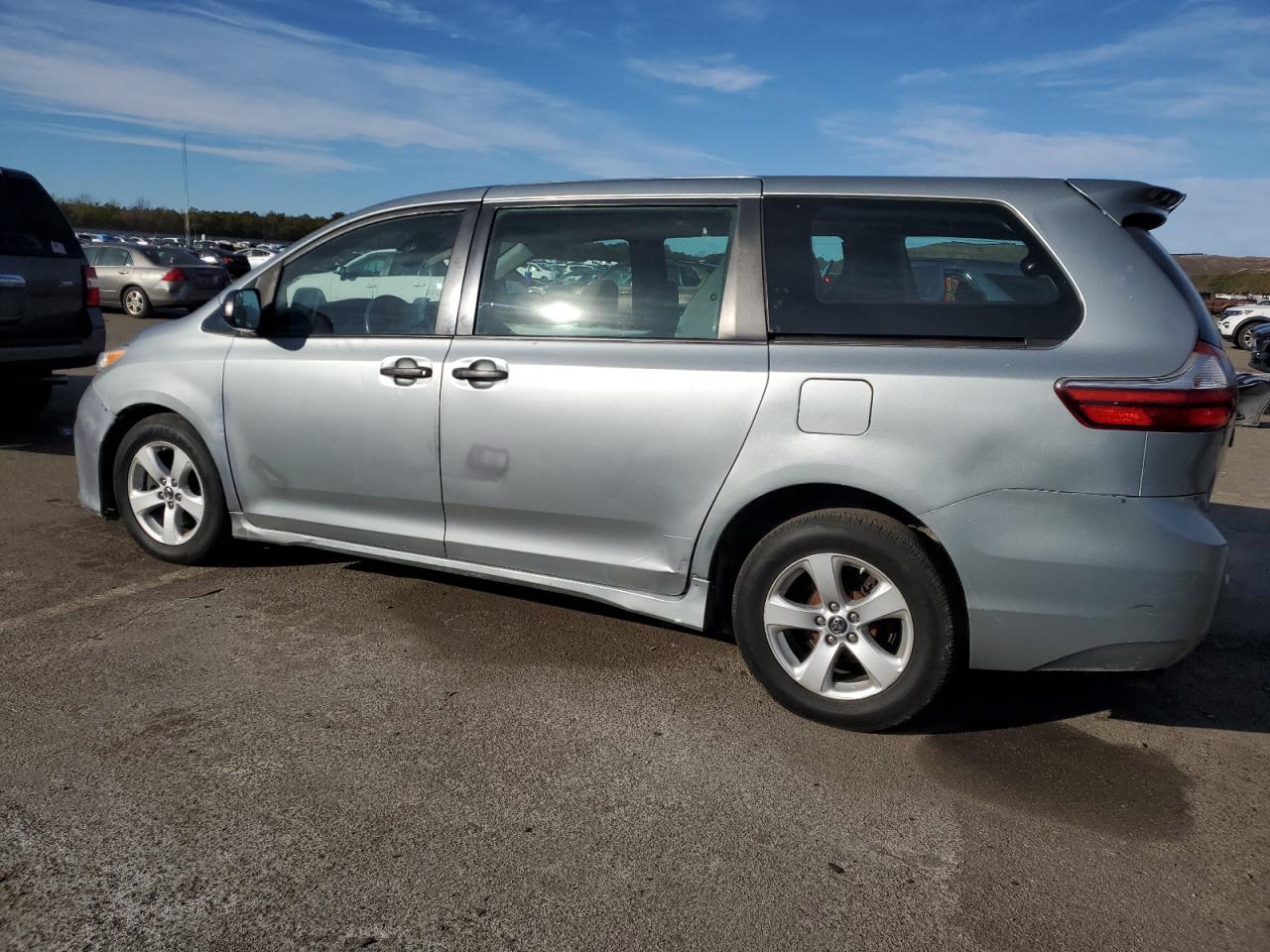 Lot #3052294595 2018 TOYOTA SIENNA L