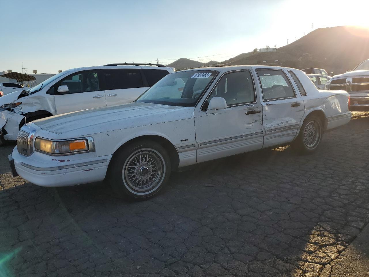  Salvage Lincoln Towncar