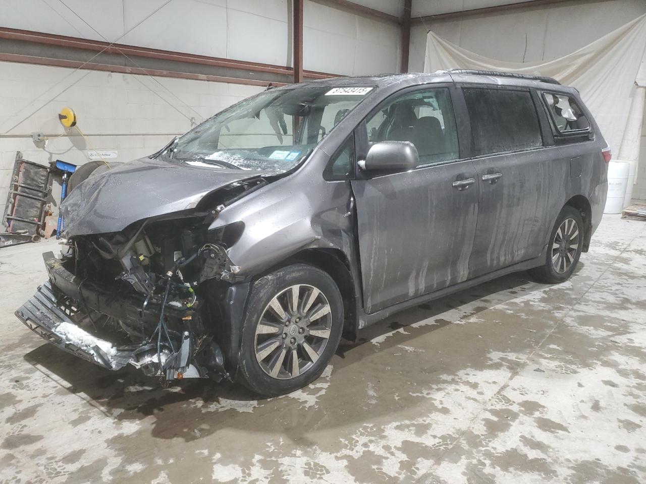  Salvage Toyota Sienna