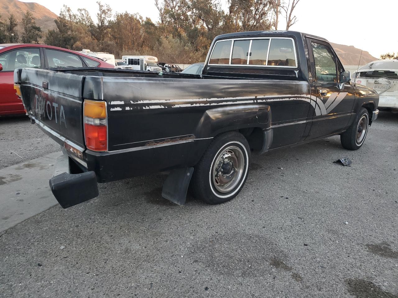 Lot #3055119985 1988 TOYOTA PICKUP 1/2