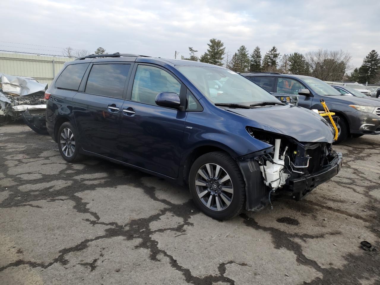 Lot #3055312399 2018 TOYOTA SIENNA XLE