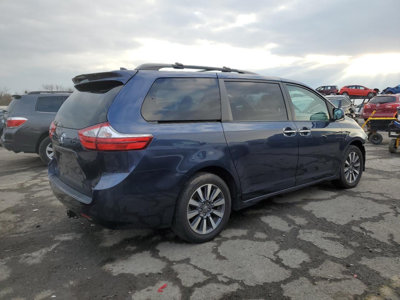 Lot #3055312399 2018 TOYOTA SIENNA XLE