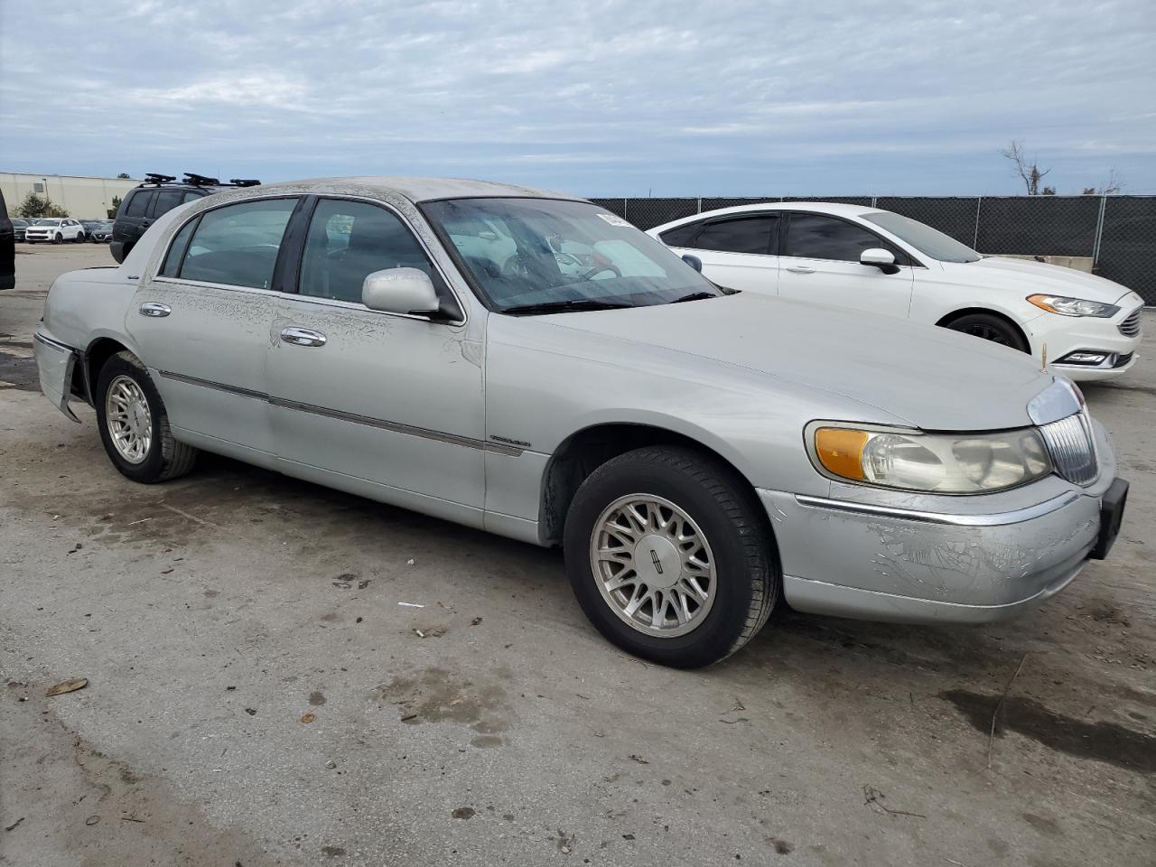 Lot #3059182120 1999 LINCOLN TOWN CAR S