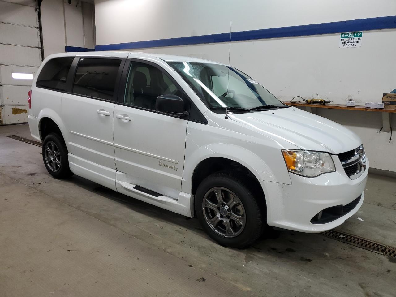 Lot #3055548542 2016 DODGE GRAND CARA