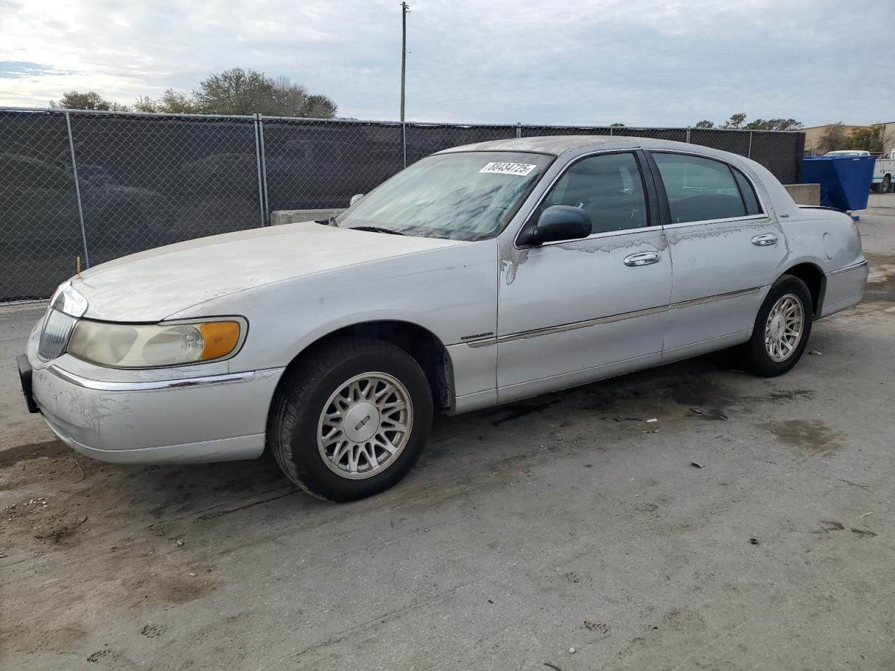 Lot #3059182120 1999 LINCOLN TOWN CAR S