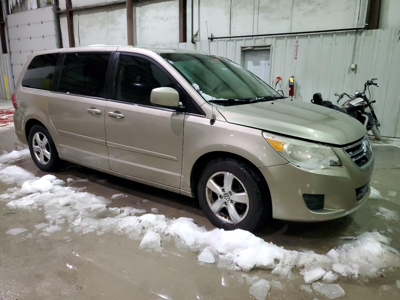 Lot #3051367664 2009 VOLKSWAGEN ROUTAN SE