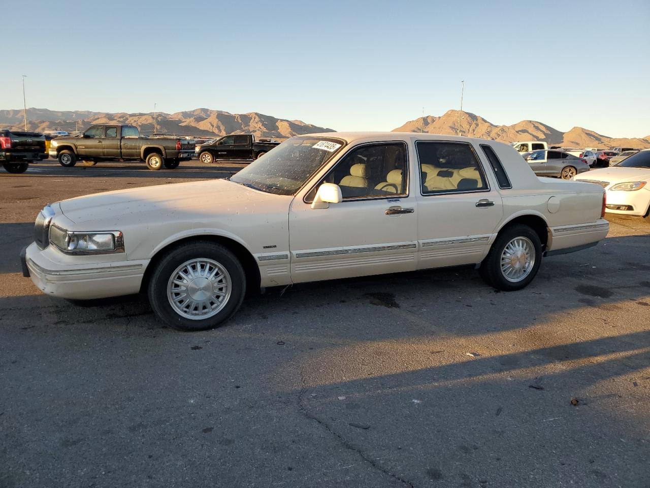  Salvage Lincoln Towncar