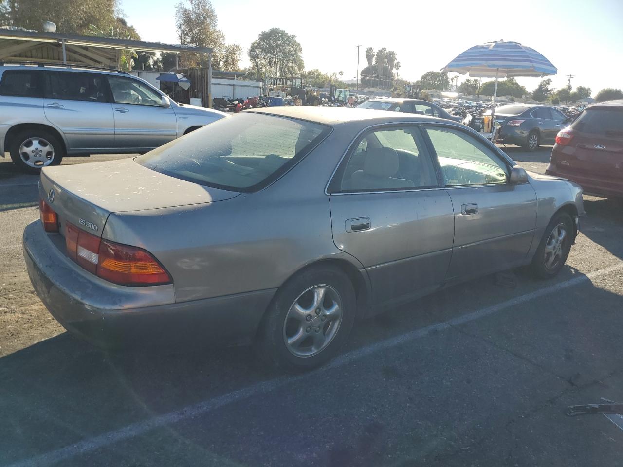 Lot #3045806654 1998 LEXUS ES 300