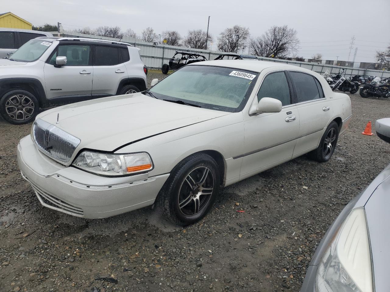  Salvage Lincoln Towncar