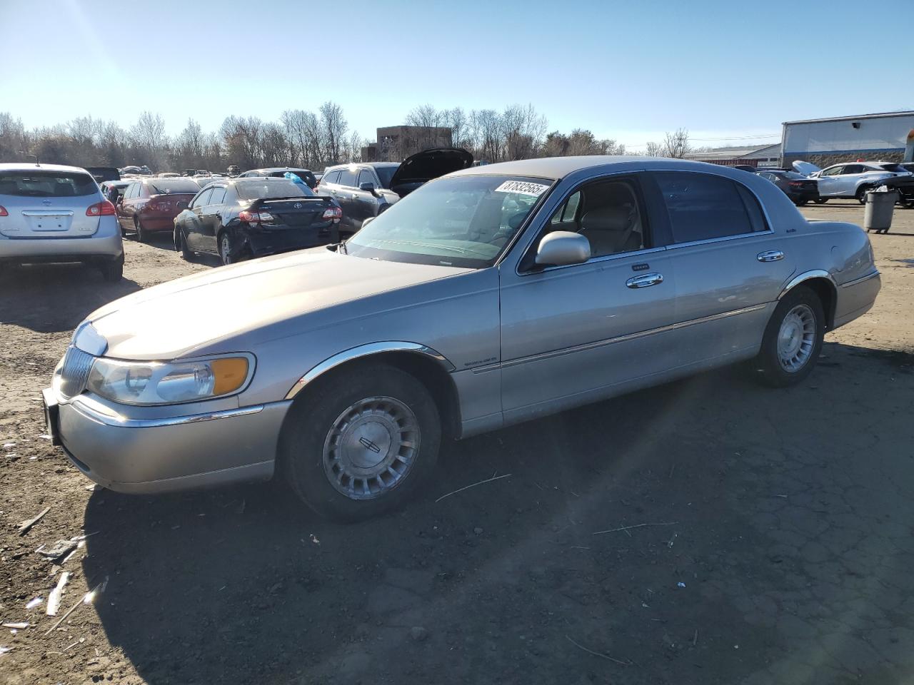  Salvage Lincoln Towncar