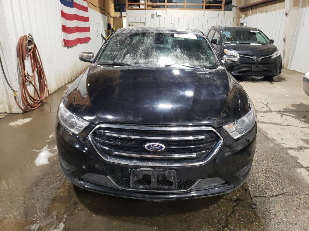 Lot #3051386641 2016 FORD TAURUS LIM