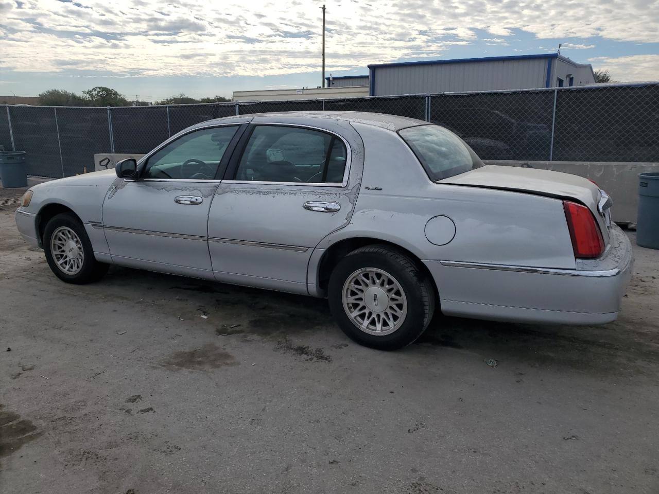 Lot #3059182120 1999 LINCOLN TOWN CAR S